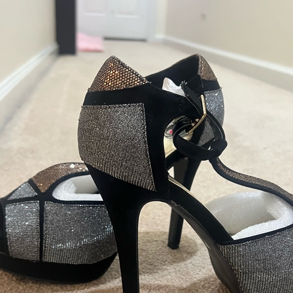 Elegant Black and Silver Women\'s Heels